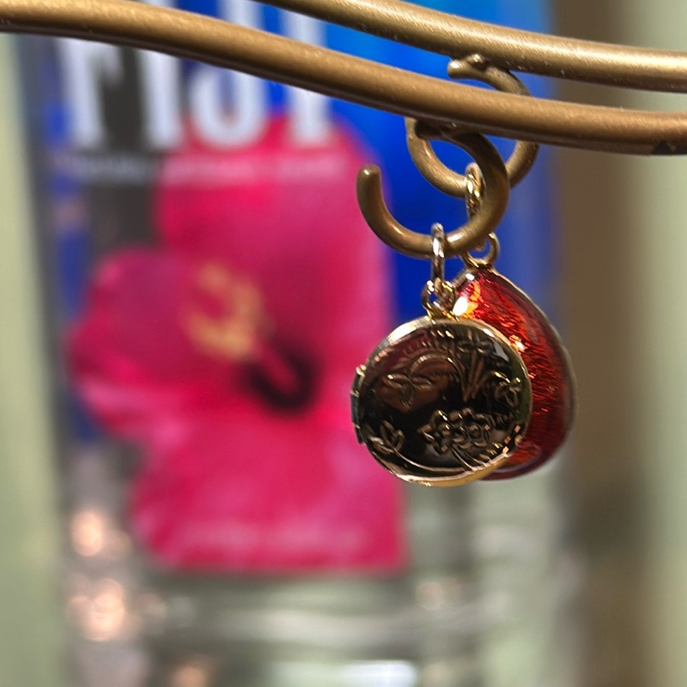 JOAN RIVERS Petite Pendant/Charm